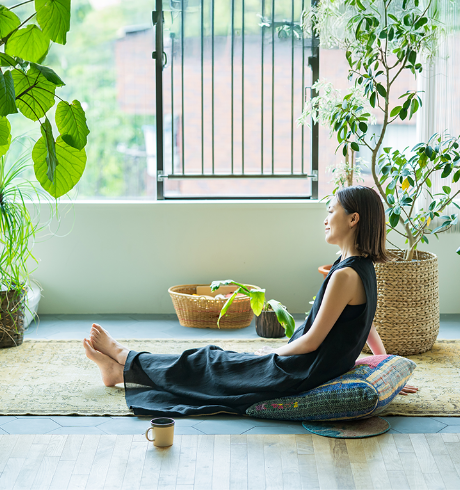 部屋でくつろぐ女性