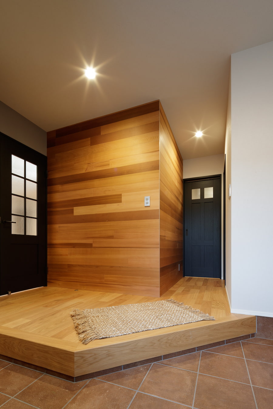 玄関の床材はエイジング加工のタイルを使い、アンティークな雰囲気